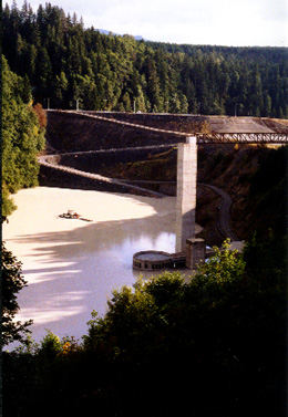 Mud Mountain Dam holding a pool